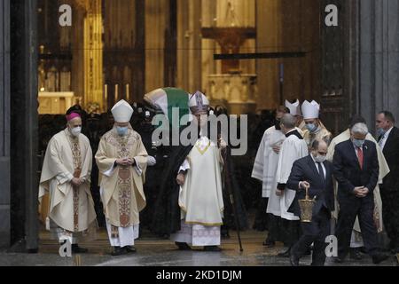 Le cardinal Timothy Dolan et les prêtres escortent le cercueil après la cérémonie alors que des milliers d'officiers de police de diverses juridictions du pays assistent aux funérailles de l'officier de NYPD tué Jason Rivera sur 28 janvier 2022, dans la ville de New York, aux États-Unis. Le jeune officier a été tué il y a moins d'une semaine en réponse à une perturbation domestique à Harlem. Son partenaire Wilbert Mora qui a également été abattu pendant l'incident, est décédé quelques jours plus tard et sera mis au repos la semaine prochaine. (Photo de John Lamparski/NurPhoto) Banque D'Images