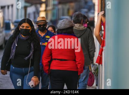 Les habitants et les touristes portant des masques de visage vus dans le centre historique de San Cristobal de las Casas. Vendredi, 28 janvier 2022, à San Cristobal de las Casas, Chiapas, Mexique. (Photo par Artur Widak/NurPhoto) Banque D'Images