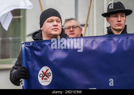 Des manifestants aux slogans anti-vaccins sont vus à Gdansk, en Pologne, le 29 janvier 2022, le parti d'extrême-droite Konfederacja a organisé un rassemblement contre qui a appelé la ségrégation sanitaire et la vaccination contre les coviles. Le gouvernement polonais prévoit de forcer la loi selon laquelle l'employeur sera en mesure de demander un résultat de test de dépistage du covid, mais la vaccination et le test lui-même seront volontaires. Même une loi libérale de ce genre est bloquée par des anti-vaccins. Actuellement en Pologne, en pratique, les passeports Covid sont complètement absents (photo de Michal Fludra/NurPhoto) Banque D'Images