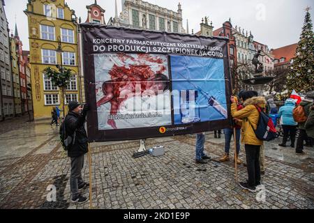 Des manifestants aux slogans anti-vaccins sont vus à Gdansk, en Pologne, le 29 janvier 2022, le parti d'extrême-droite Konfederacja a organisé un rassemblement contre qui a appelé la ségrégation sanitaire et la vaccination contre les coviles. Le gouvernement polonais prévoit de forcer la loi selon laquelle l'employeur sera en mesure de demander un résultat de test de dépistage du covid, mais la vaccination et le test lui-même seront volontaires. Même une loi libérale de ce genre est bloquée par des anti-vaccins. Actuellement en Pologne, en pratique, les passeports Covid sont complètement absents (photo de Michal Fludra/NurPhoto) Banque D'Images