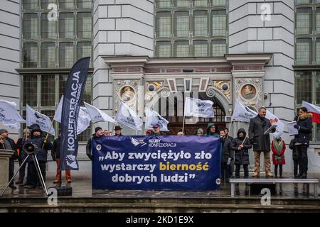 Des manifestants aux slogans anti-vaccins sont vus à Gdansk, en Pologne, le 29 janvier 2022, le parti d'extrême-droite Konfederacja a organisé un rassemblement contre qui a appelé la ségrégation sanitaire et la vaccination contre les coviles. Le gouvernement polonais prévoit de forcer la loi selon laquelle l'employeur sera en mesure de demander un résultat de test de dépistage du covid, mais la vaccination et le test lui-même seront volontaires. Même une loi libérale de ce genre est bloquée par des anti-vaccins. Actuellement en Pologne, en pratique, les passeports Covid sont complètement absents (photo de Michal Fludra/NurPhoto) Banque D'Images