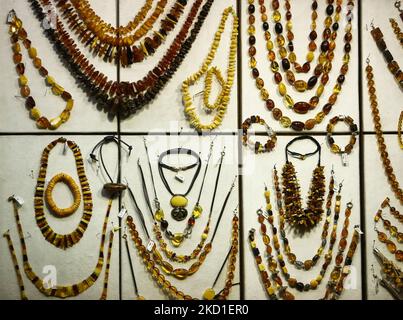 Des colliers ambrés sont visibles sur un stand de souvenirs à Cracovie, en Pologne, sur 29 janvier 2022. (Photo de Jakub Porzycki/NurPhoto) Banque D'Images