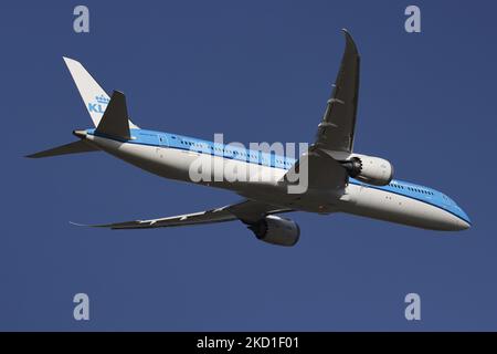 KLM Royal Dutch Airlines Boeing 787-10 Dreamliner tel qu'il a été vu pendant le décollage et volant dans le ciel bleu, au départ de l'aéroport d'Amsterdam Schiphol AMS EHAM. L'avion à jet large à corps moderne a l'enregistrement pH-BKF et le nom Sneeuwklokje / Snowdrop. KLM Koninklijke Luchtvaart Maatschappij est la compagnie aérienne hollandaise, la plus ancienne compagnie aérienne au monde, avec une fuite de 149 avions à réaction, faisant partie du groupe Air France - KLM et membre du groupe d'alliance SkyTeam. L'industrie de l'aviation et le trafic de passagers sont en phase avec le coronavirus PA Covid-19 Banque D'Images