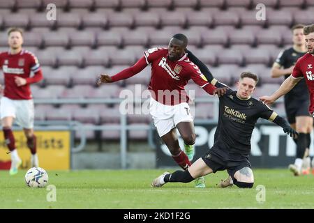 Idris Kanu de Northampton Town est contesté par Ash Hunter de Salford City lors de la deuxième partie du match Sky Bet League 2 entre Northampton Town et Salford City au PTS Academy Stadium de Northampton, le samedi 29th janvier 2022. (Photo de John Cripps/MI News/NurPhoto) Banque D'Images