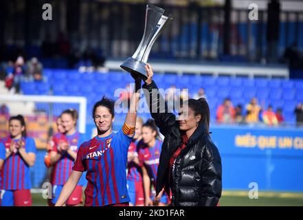 Marta Torrejon et Alexia Putellas offrant aux supporters le trophée de la Super coupe d'Espagne avant le match entre Barcelone et Real Betis, correspondant à la semaine 19 de la Liga Iberdrola, joué au stade Johan Cruyff, à Barcelone, le 29th janvier 2022. (Photo de Noelia Deniz/Urbanandsport /NurPhoto) Banque D'Images