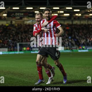 Chris Basham de Sheffield United fête avec Oliver McBurnie de Sheffield United après que Callum Morton de Peterborough United ait obtenu son propre but lors du match du championnat Sky Bet entre Peterborough United et Sheffield United au Weston Homes Stadium, Peterborough, le samedi 29th janvier 2022. (Photo de James HolyOak/MI News/NurPhoto) Banque D'Images