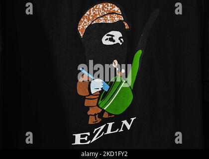 Caricature du porte-parole principal de l'EZLN, Subcomandante Insurgente Galeano, anciennement connu sous le nom de Subcomandante Marcos, vu sur un t-shirt. Samedi, 29 janvier 2022, à San Cristobal de las Casas, Chiapas, Mexique. (Photo par Artur Widak/NurPhoto) Banque D'Images