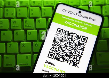 Certificat de vaccination COVID Green Pass - photo illustration d'une exposition d'un téléphone mobile sur un clavier d'ordinateur avec lumière verte, d'un International COVID Green Pass, d'un certificat de vaccination numérique Covid-19 avec QR, d'un certificat de vaccination international ou d'un passe sanitaire. Photo sur le sujet des faux certificats de vaccination QR. Actuellement, la propagation de la pandémie se fait sur la cinquième vague du coronavirus, la mutation omicron étant la variante dominante. Eindhoven, pays-Bas sur 29 janvier 2022 (photo de Nicolas Economou/NurPhoto) Banque D'Images