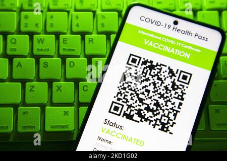 Certificat de vaccination COVID Green Pass - photo illustration d'une exposition d'un téléphone mobile sur un clavier d'ordinateur avec lumière verte, d'un International COVID Green Pass, d'un certificat de vaccination numérique Covid-19 avec QR, d'un certificat de vaccination international ou d'un passe sanitaire. Photo sur le sujet des faux certificats de vaccination QR. Actuellement, la propagation de la pandémie se fait sur la cinquième vague du coronavirus, la mutation omicron étant la variante dominante. Eindhoven, pays-Bas sur 29 janvier 2022 (photo de Nicolas Economou/NurPhoto) Banque D'Images