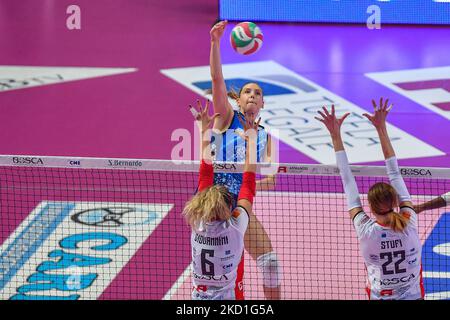 Giovannini Gaia (Bosca Cuneo)&#XA; - Van Gestel Céline (il Bisonte Firenze) - Stufi Federica (Bosca Cuneo) pendant le Volleyball Italian Serie A1 femmes Match Bosca S.Bernardo Cuneo contre il Bisonte Firenze on 29 janvier 2022 au Pala UBI Banca à Cuneo, Italie (photo par Danilo/Vivo) Banque D'Images