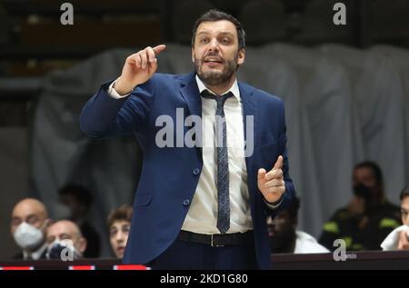 Paolo Galbiati (entraîneur en chef de Vanoli panier Cremona) pendant la série A1 italien LBA championnat de basket-ball match Segafredo Virtus Bologna vs. Vanoli Panier Cremona à l'aréna Segafredo - Bologne, 29 janvier 2022 - (photo de Michele Nucci/LiveMedia/NurPhoto) Banque D'Images