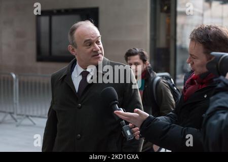 LONDRES, ROYAUME-UNI - le 30 JANVIER 2022: Le chef des libéraux démocrates Sir Ed Davey arrive à la BBC Broadcasting House dans le centre de Londres pour apparaître sur le programme du dimanche matin sur 30 janvier 2022 à Londres, en Angleterre. (Photo de Wiktor Szymanowicz/NurPhoto) Banque D'Images