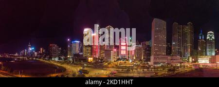 Hong Kong, Chine, 30 janvier 2022, Un drone panorama du centre de Hong Kong la nuit. (Photo de Marc Fernandes/NurPhoto) Banque D'Images