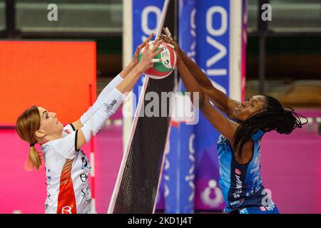 Federica Stufi de Bosca San Bernardo Cuneo et Sylvia Nwakalor d'Azzurra Volley San Casciano pendant le Volleyball Serie A1 femmes rencontre entre Bosca S.Bernardo Cuneo et Azzurra Volley San Casciano sur Janaury 29 2022 au Pala UBI Banca à Cuneo, Italie (photo par Alberto Nurolfo/Alberto) Banque D'Images