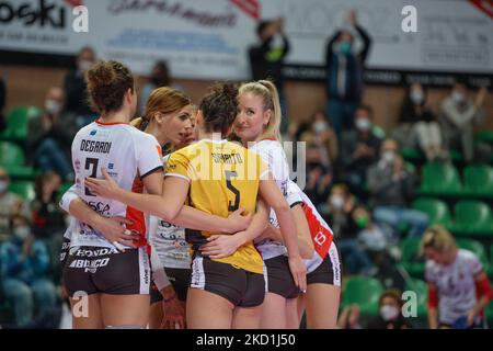 Bosca San Bernardo Cuneo fête lors du match de Volleyball série A1 femmes entre Bosca S.Bernardo Cuneo et Azzurra Volley San Casciano le Janaury 29 2022 au Pala UBI Banca à Cuneo, Italie (photo d'Alberto Gandolfo/NurPhoto) Banque D'Images