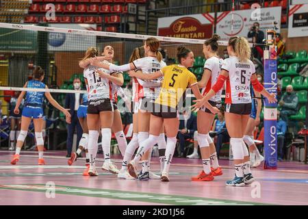 Bosca San Bernardo Cuneo fête lors du match de Volleyball série A1 femmes entre Bosca S.Bernardo Cuneo et Azzurra Volley San Casciano le Janaury 29 2022 au Pala UBI Banca à Cuneo, Italie (photo d'Alberto Gandolfo/NurPhoto) Banque D'Images