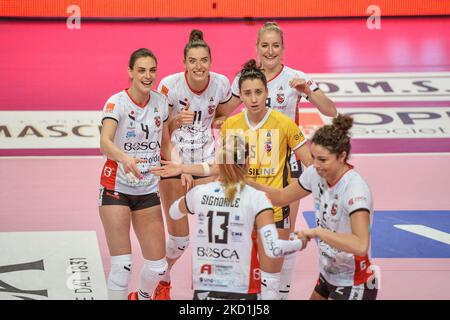 Bosca San Bernardo Cuneo fête lors du match de Volleyball série A1 femmes entre Bosca S.Bernardo Cuneo et Azzurra Volley San Casciano le Janaury 29 2022 au Pala UBI Banca à Cuneo, Italie (photo d'Alberto Gandolfo/NurPhoto) Banque D'Images