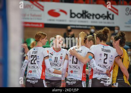 Bosca San Bernardo Cuneo fête lors du match de Volleyball série A1 femmes entre Bosca S.Bernardo Cuneo et Azzurra Volley San Casciano le Janaury 29 2022 au Pala UBI Banca à Cuneo, Italie (photo d'Alberto Gandolfo/NurPhoto) Banque D'Images