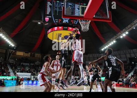 Anthony Beane #7 de Pallacanestro Varese OpenJobMetis en action pendant le basketball italien LBA Lega basket Un match de saison régulière 2021/22 entre OpenJobMetis Varese et Dolomiti Energia Trentino à l'arène Enerxenia, Varese, Italie sur 30 janvier 2022 (photo de Fabrizio Carabelli/LiveMedia/Nurphoto) Banque D'Images