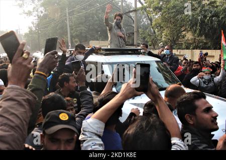 Priyanka Gandhi Vadra, secrétaire général du parti du Congrès, se fait une vague devant la foule lors de la campagne porte-à-porte à Noida pour les prochaines élections de l'Assemblée dans l'État d'Uttar Pradesh, en Inde, sur 31 janvier 2022. (Photo de Mayank Makhija/NurPhoto) Banque D'Images