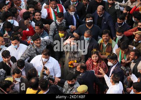 Priyanka Gandhi Vadra, secrétaire général du parti du Congrès, se fait une vague devant la foule lors de la campagne porte-à-porte à Noida pour les prochaines élections de l'Assemblée dans l'État d'Uttar Pradesh, en Inde, sur 31 janvier 2022. (Photo de Mayank Makhija/NurPhoto) Banque D'Images