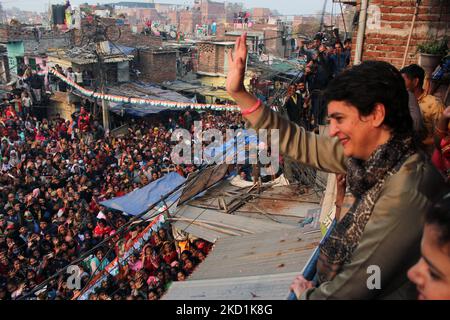 Priyanka Gandhi Vadra, secrétaire général du parti du Congrès, se fait une vague devant la foule lors de la campagne porte-à-porte à Noida pour les prochaines élections de l'Assemblée dans l'État d'Uttar Pradesh, en Inde, sur 31 janvier 2022. (Photo de Mayank Makhija/NurPhoto) Banque D'Images