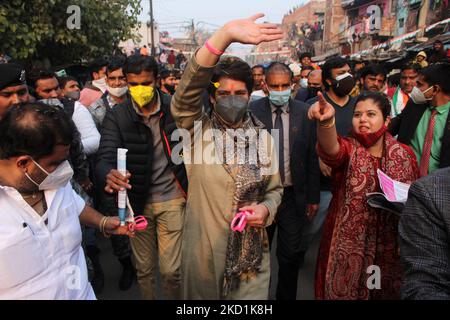 Priyanka Gandhi Vadra, secrétaire général du parti du Congrès, se fait une vague devant la foule lors de la campagne porte-à-porte à Noida pour les prochaines élections de l'Assemblée dans l'État d'Uttar Pradesh, en Inde, sur 31 janvier 2022. (Photo de Mayank Makhija/NurPhoto) Banque D'Images