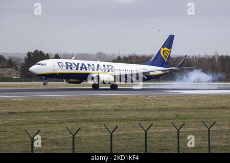 L'avion se touche et de la fumée s'échappe des roues du train d'atterrissage. Boeing 737-800, compagnie aérienne low cost de Ryanair, tel qu'il a été vu lors de l'approche finale de vol et d'atterrissage sur la piste de la capitale européenne, arrivant à l'aéroport international Zaventem de Bruxelles BRU. L'avion à réaction a l'enregistrement EI-EBC. Ryanair est un transporteur aérien irlandais à très faible coût, dont le siège est à Dublin, en Irlande. L'industrie de l'aviation et le trafic de passagers sont en phase avec une période difficile avec la pandémie du coronavirus Covid-19 qui a un impact négatif sur l'industrie du voyage d'affaires avec la crainte des millepertuis Banque D'Images