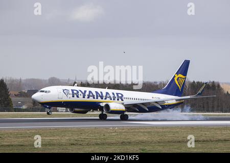 L'avion se touche et de la fumée s'échappe des roues du train d'atterrissage. Boeing 737-800, compagnie aérienne low cost de Ryanair, tel qu'il a été vu lors de l'approche finale de vol et d'atterrissage sur la piste de la capitale européenne, arrivant à l'aéroport international Zaventem de Bruxelles BRU. L'avion à réaction a l'enregistrement EI-EBC. Ryanair est un transporteur aérien irlandais à très faible coût, dont le siège est à Dublin, en Irlande. L'industrie de l'aviation et le trafic de passagers sont en phase avec une période difficile avec la pandémie du coronavirus Covid-19 qui a un impact négatif sur l'industrie du voyage d'affaires avec la crainte des millepertuis Banque D'Images