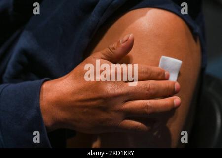 Un homme tient une gaze après avoir été vacciné avec une dose du vaccin Pfizer-BioNTech COVID-19 au centre de vaccination de Brothers Dominguez City Theatre à San Cristobal de las Casas. Le Mexique, la destination de voyage pour raisons médicales la plus populaire au monde tout au long de la pandémie COVID-19, a maintenant abandonné toutes les exigences de la COVID-19, y compris les formulaires de santé. Lundi, 31 janvier 2022, à San Cristobal de las Casas, Chiapas, Mexique. (Photo par Artur Widak/NurPhoto) Banque D'Images