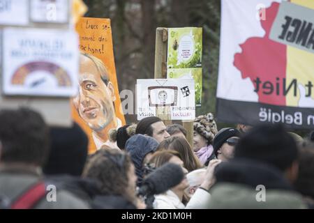 Gros plan sur une bannière montrant le symbole nazi swastika et l'expression contrôle de conscience avec une personne dans un téléviseur portant un masque facial avec le mot OBÉIR. Protestation contre le gouvernement et les mesures de la COVID dans la capitale belge, Bruxelles. Les manifestants ont traversé la ville de la gare du Nord vers l'Atomium, symbole et point de repère de la ville à travers le quartier de Laeken. Selon les médias locaux, seulement 1600 personnes se sont rassemblées ce dimanche. La manifestation a demandé le retrait du gouvernement belge en raison des mesures pandémiques de Covid, comme la vaccination obligatoire, le Covid Banque D'Images