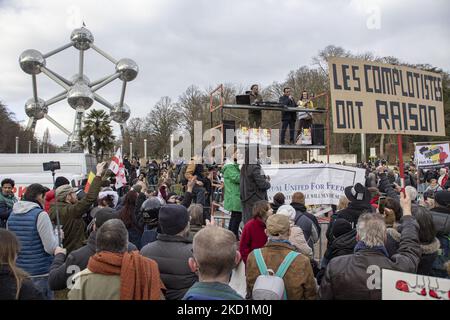 La manifestation avec la scène et l'Atomium en arrière-plan. Protestation contre le gouvernement et les mesures de la COVID dans la capitale belge, Bruxelles. Les manifestants ont traversé la ville de la gare du Nord vers l'Atomium, symbole et point de repère de la ville à travers le quartier de Laeken. Selon les médias locaux, seulement 1600 personnes se sont rassemblées ce dimanche. La manifestation a demandé le retrait du gouvernement belge en raison des mesures pandémiques de Covid, comme la vaccination obligatoire, le Covid Health Pass, le code QR, les masques faciaux, le téléphone cellulaire 5G etc. La police a arrêté 3 p. Banque D'Images