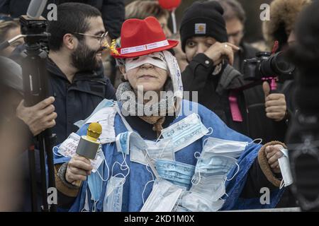 Une femme porte une robe spéciale faite par des masques faciaux tandis que porte un masque facial médical sur les yeux et a quelques vaccins. Protestation contre le gouvernement et les mesures de la COVID dans la capitale belge, Bruxelles. Les manifestants ont traversé la ville de la gare du Nord vers l'Atomium, symbole et point de repère de la ville à travers le quartier de Laeken. Selon les médias locaux, seulement 1600 personnes se sont rassemblées ce dimanche. La manifestation a demandé le retrait du gouvernement belge en raison des mesures pandémiques de Covid, comme la vaccination obligatoire, le Covid Health Pass, Q Banque D'Images