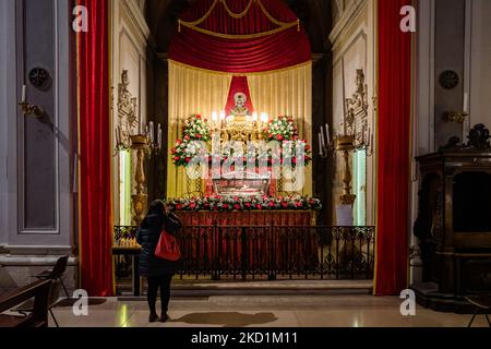 Une prière fidèle devant les reliques de San Corrado, Saint patron de la ville de Molfetta exposée dans la cathédrale de Molfetta à l'occasion de la fête de San Corrado le 31 janvier 2022. Le dimanche 30 janvier à 19,00 heures pendant la Messe dans la Cathédrale de Molfetta, le buste reliquaire de l'ermite Saint, San Corrado, Saint patron de la ville de Molfetta, A été entronisé pour la première fois dans la chapelle dédiée aux Saints Pierre et Paul dans la cathédrale en présence du Président et des membres du Comité Patronal des fêtes, du délégué de l'évêque Don Pasquale Rubies et de tous les fa Banque D'Images