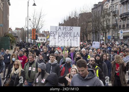 Protestation contre le gouvernement et les mesures de la COVID dans la capitale belge, Bruxelles. Les manifestants ont traversé la ville de la gare du Nord vers l'Atomium, symbole et point de repère de la ville à travers le quartier de Laeken. Selon les médias locaux, seulement 1600 personnes se sont rassemblées ce dimanche. La manifestation a demandé le retrait du gouvernement belge en raison des mesures de lutte contre la pandémie de Covid, comme la vaccination obligatoire, le Covid Health Pass, le code QR, les masques faciaux, le téléphone cellulaire 5G etc. La police a arrêté 3 manifestants. Les chiffres de Corona atteignent des cas quotidiens records Banque D'Images