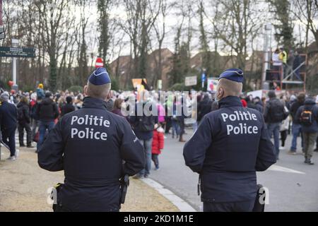 Aperçu de la manifestation par un policier. Protestation contre le gouvernement et les mesures de la COVID dans la capitale belge, Bruxelles. Les manifestants ont traversé la ville de la gare du Nord vers l'Atomium, symbole et point de repère de la ville à travers le quartier de Laeken. Selon les médias locaux, seulement 1600 personnes se sont rassemblées ce dimanche. La manifestation a demandé le retrait du gouvernement belge en raison des mesures de lutte contre la pandémie de Covid, comme la vaccination obligatoire, le Covid Health Pass, le code QR, les masques faciaux, le téléphone cellulaire 5G etc. La police a arrêté 3 manifestants. Chiffres Corona Banque D'Images