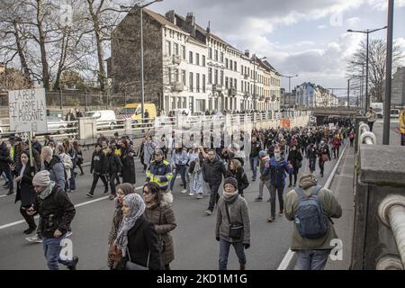 Protestation contre le gouvernement et les mesures de la COVID dans la capitale belge, Bruxelles. Les manifestants ont traversé la ville de la gare du Nord vers l'Atomium, symbole et point de repère de la ville à travers le quartier de Laeken. Selon les médias locaux, seulement 1600 personnes se sont rassemblées ce dimanche. La manifestation a demandé le retrait du gouvernement belge en raison des mesures de lutte contre la pandémie de Covid, comme la vaccination obligatoire, le Covid Health Pass, le code QR, les masques faciaux, le téléphone cellulaire 5G etc. La police a arrêté 3 manifestants. Les chiffres de Corona atteignent des cas quotidiens records Banque D'Images