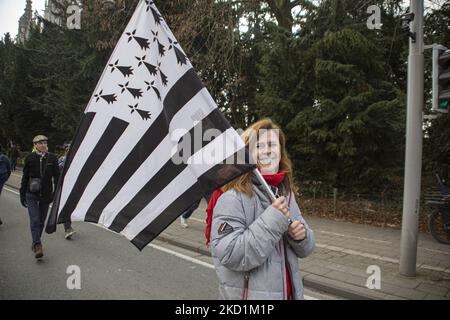 Protestation contre le gouvernement et les mesures de la COVID dans la capitale belge, Bruxelles. Les manifestants ont traversé la ville de la gare du Nord vers l'Atomium, symbole et point de repère de la ville à travers le quartier de Laeken. Selon les médias locaux, seulement 1600 personnes se sont rassemblées ce dimanche. La manifestation a demandé le retrait du gouvernement belge en raison des mesures de lutte contre la pandémie de Covid, comme la vaccination obligatoire, le Covid Health Pass, le code QR, les masques faciaux, le téléphone cellulaire 5G etc. La police a arrêté 3 manifestants. Les chiffres de Corona atteignent des cas quotidiens records Banque D'Images