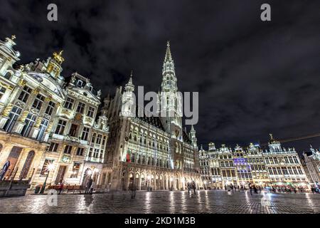 Vue panoramique nocturne avec les bâtiments historiques et pittoresques illuminés de la place de la Grand-place dans la capitale belge. La Grand place - Grand Square ou Grote Markt est une place centrale de Bruxelles. Il est entouré par les imposantes guildes baroques des anciennes guildes de Bruxelles, deux grands édifices, l'hôtel de ville flamboyant de la ville, et le bâtiment néo-gothique King's House ou Bread House contenant le musée de la ville de Bruxelles. La Grand place a commencé sa construction au 11th siècle et a été en grande partie terminée en 17th. La Grand place est la destination touristique la plus importante, une attraction avec des cafés, Banque D'Images