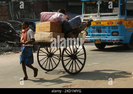 Des tireurs de pousse-pousse tirés à la main ont chargé des barres de marchandises le matin à Kolkata en Inde sur 01 février,2022. (Photo de Debajyoti Chakraborty/NurPhoto) Banque D'Images