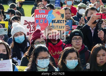 LONDRES, ROYAUME-UNI - 01 FÉVRIER 2022 : des membres de la communauté du Myanmar britannique et leurs partisans manifestent sur la place du Parlement à l'occasion du premier anniversaire du coup d'État militaire et protestent contre les mesures de répression violentes et mortelles du régime contre les civils lors de manifestations pro-démocratiques sur 01 février 2022 à Londres, en Angleterre. (Photo de Wiktor Szymanowicz/NurPhoto) Banque D'Images