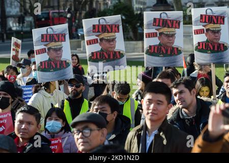 LONDRES, ROYAUME-UNI - 01 FÉVRIER 2022 : des membres de la communauté du Myanmar britannique et leurs partisans manifestent sur la place du Parlement à l'occasion du premier anniversaire du coup d'État militaire et protestent contre les mesures de répression violentes et mortelles du régime contre les civils lors de manifestations pro-démocratiques sur 01 février 2022 à Londres, en Angleterre. (Photo de Wiktor Szymanowicz/NurPhoto) Banque D'Images