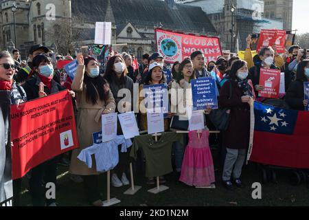 LONDRES, ROYAUME-UNI - 01 FÉVRIER 2022 : des membres de la communauté du Myanmar britannique et leurs partisans manifestent sur la place du Parlement à l'occasion du premier anniversaire du coup d'État militaire et protestent contre les mesures de répression violentes et mortelles du régime contre les civils lors de manifestations pro-démocratiques sur 01 février 2022 à Londres, en Angleterre. (Photo de Wiktor Szymanowicz/NurPhoto) Banque D'Images