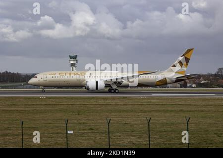 Le Dreamliner Etihad vu sur la piste avec la tour de contrôle et les nuages en arrière-plan. Etihad Airways Boeing 787-9 Dreamliner vu lors de l'approche finale de vol, d'atterrissage et de circulation à la capitale belge, l'aéroport de Bruxelles Zaventem BRU. Le Boeing B787, moderne et avancé, avion de passagers à large corps, a l'enregistrement A6-BLW et est alimenté par 2x moteurs à jet GE. L'avion arrive à la ville européenne depuis Abu Dhabi. Etihad est le deuxième porte-drapeau des Émirats arabes Unis. L'industrie de l'aviation et le trafic de passagers sont en phase avec la Co Banque D'Images