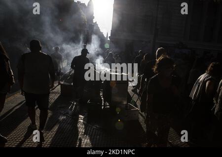 Un vendeur de viande rôtie est considéré comme une protestation populaire exigeant la réforme du système judiciaire en dehors du Palais de Justice à Buenos Aires, sur 1 février 2022. (Photo de MatÃ­as Baglietto/NurPhoto) Banque D'Images