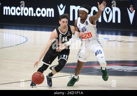 Michele Ruzzier (Segafredo Virtus Bologna) (L) contrecarré par Kendrick Perry (Buducnost Voli Podgorica) pendant le match de tournoi Eurocup Segafredo Virtus Bologna vs. Buducnost Voli Podgorica au stade Segafredo - Bologne, 1 février 2022 (photo de Michele Nucci/LiveMedia/NurPhoto) Banque D'Images