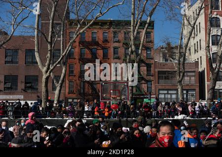 Des centaines de personnes se rassemblent au parc Sara D. Roosevelt pour les célébrations du nouvel an lunaire le mardi 1 février 2022 à New York, NY (photo d'Erin Lefevre/NurPhoto) Banque D'Images