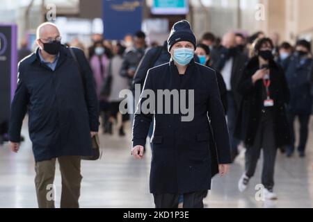 LONDRES, ROYAUME-UNI - 02 FÉVRIER 2022 : les navetteurs, certains continuant à porter des masques faciaux, arrivent à la gare de Waterloo pendant l'heure de pointe du matin sur 02 février 2022 à Londres, en Angleterre. Le nombre de passagers dans le réseau de transport a augmenté depuis la détente des mesures Covid-19 la semaine dernière, alors que les travailleurs et les acheteurs retournent dans les centres-villes. Hier, le Royaume-Uni a enregistré 112 458 nouveaux cas, car les réinfections ont été incluses pour la première fois dans les statistiques officielles. (Photo de Wiktor Szymanowicz/NurPhoto) Banque D'Images