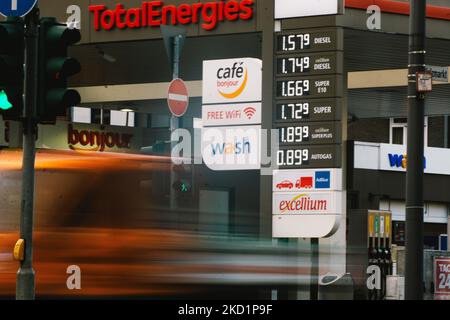 Les prix du carburant sont indiqués sur le panneau d'une station-service Total Energies à Cologne, en Allemagne, le 2 février 2022. (Photo de Ying Tang/NurPhoto) Banque D'Images