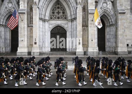 Des milliers d'officiers de police de diverses juridictions du pays assistent aux funérailles de l'officier de police du NYPD, Wilbert Mora, sur 2 février 2022, à New York, aux États-Unis. Le jeune officier a été tué avec son associé Jason Rivera il y a une semaine, tout en répondant à une perturbation domestique à Harlem. Son partenaire Jason Rivera a été mis au repos la semaine dernière. (Photo de John Lamparski/NurPhoto) Banque D'Images